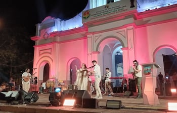 Melissa Hicks y su Grupo Tekove cantó a la Virgen de la Candelaria y al público presente.