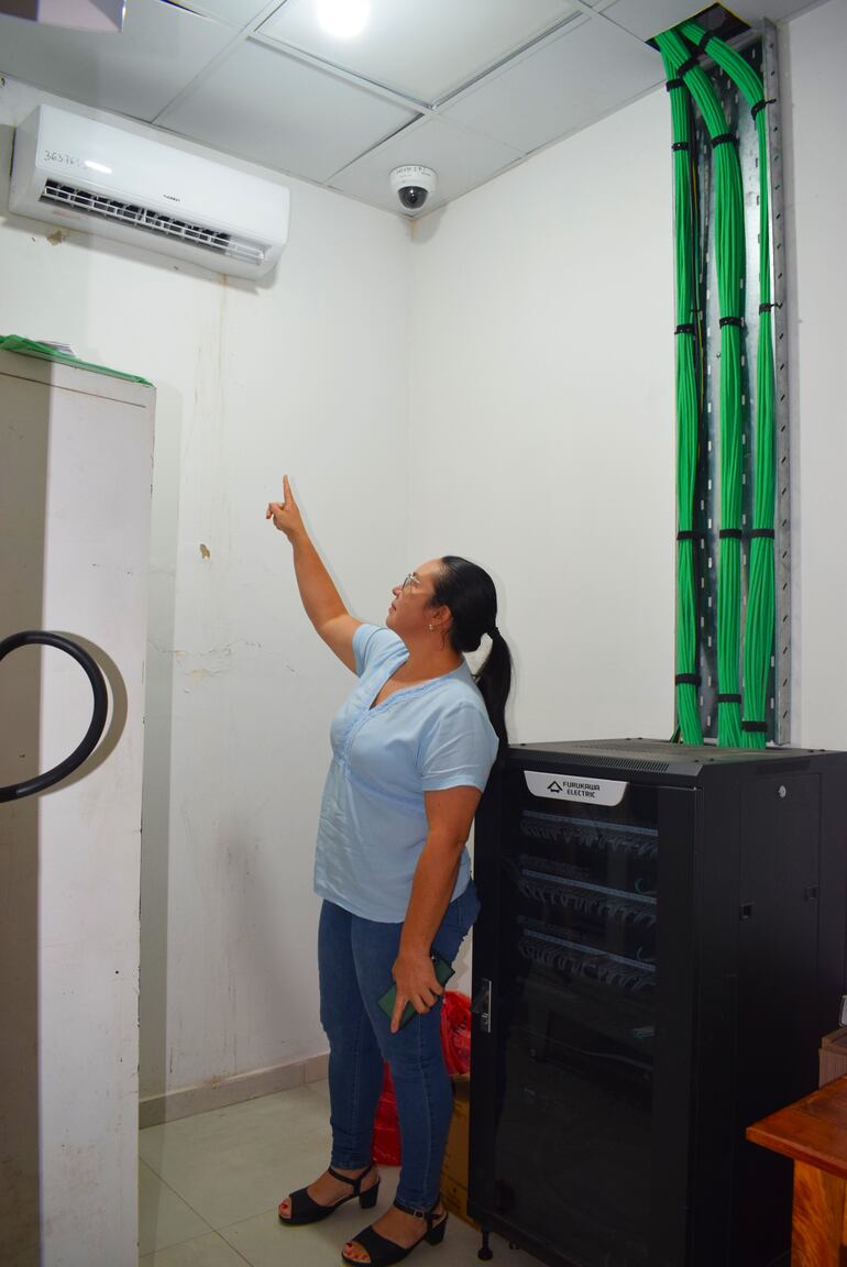 La Dra. Gricelda González, accedió para mostrar la sala técnica que urge esté climatizada.