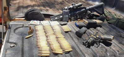 Evidencias incautadas de la camioneta de los falsos policías en Ciudad del Este.