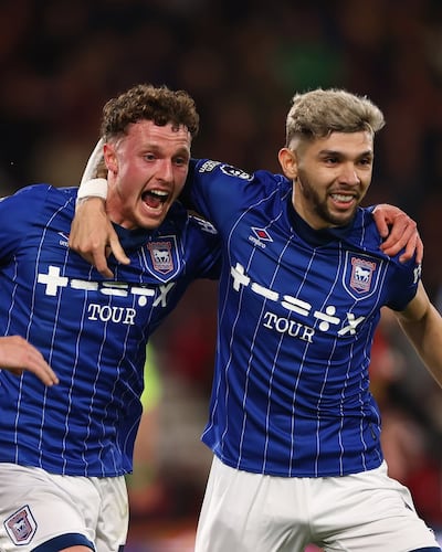 Julio Enciso festeja con Nathan Broadhead, autor de un gol tras asistencia del paraguayo para el Ipswich.