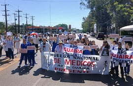 Médicos cierran intermitentemente la ruta en Villarrica en reclamo de mejoras para la salud pública.