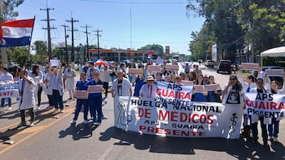 Médicos cierran intermitentemente la ruta en Villarrica en reclamo de mejoras para la salud pública.