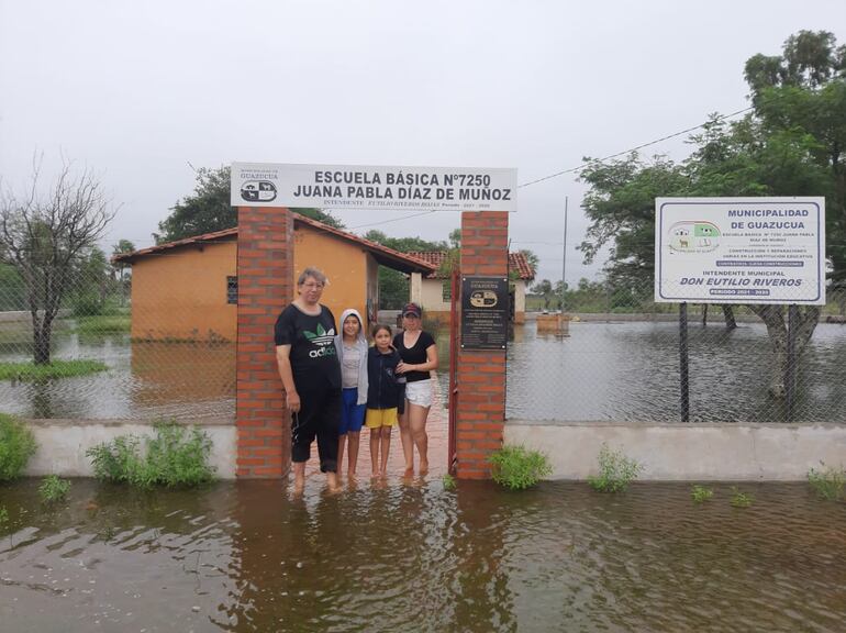 Una escuela tomada por el agua en Guazucuá.