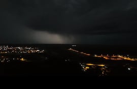 Foto de esta mañana cuando el frente de tormenta ingresaba a la ciudad de Pilar.