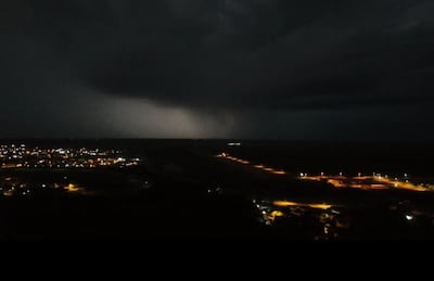 Foto de esta mañana cuando el frente de tormenta ingresaba a la ciudad de Pilar.