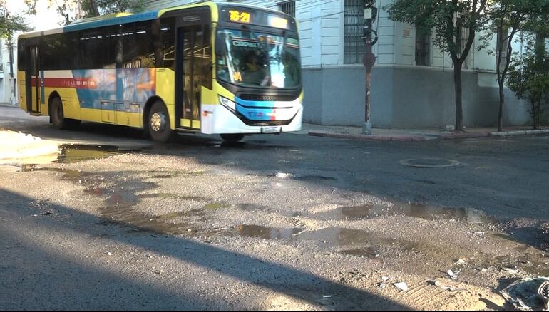 Buses nuevos transitan entre los baches del centro de Asunción.