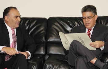 Enrique Jara Ocampos (izq.) conversa con el excanciller de Venezuela, Elías Jaua (foto de archivo).