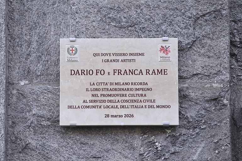 Placa conmemorativa en el edificio que fue hogar de Darío y Franca:
“Aquí, donde vivieron juntos los grandes artistas Darío Fo y Franca Rame, la ciudad de Milán recuerda su extraordinario compromiso con la promoción de la cultura al servicio de la conciencia cívica de la comunidad local, de Italia y del mundo. 
28 de marzo de 2026."