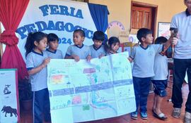 Estudiantes mby´a guaraní de Itapúa exponen en una feria pedagógica desarrollada este año.