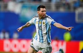 El delantero de Argentina Lionel Messi celebra tras anotar el primer gol de su equipo durante el partido de fútbol del Grupo J de la Copa del Mundo 2026 entre Argentina y Argelia en el Kansas City Stadium en Kansas City.