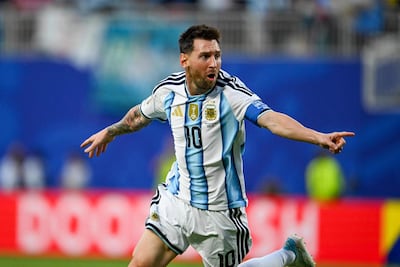 El delantero de Argentina Lionel Messi celebra tras anotar el primer gol de su equipo durante el partido de fútbol del Grupo J de la Copa del Mundo 2026 entre Argentina y Argelia en el Kansas City Stadium en Kansas City.
