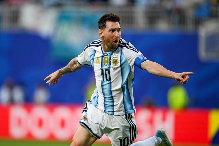 El delantero de Argentina, Lionel Messi, celebra la anotación del primer gol de su equipo durante el partido de fútbol del Grupo J de la Copa Mundial 2026 entre Argentina y Argelia en el Kansas City Stadium en Kansas City.