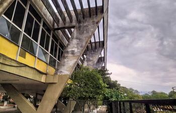 Entrada del Colegio Experimental Paraguay Brasil (CEPB).