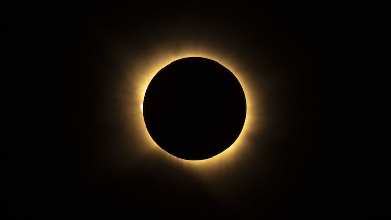 Una fotografía proporcionada por la Administración Nacional de Aeronáutica y el Espacio (NASA) muestra un eclipse solar total visto desde San Millán de los Caballeros, España, el miércoles 12 de agosto de 2026.