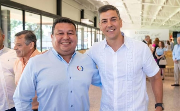 Uno de los denunciados es Máximo Vargas, con cargo de Director pero que fungía de chofer, según la denuncia. En la foto con el presidente Santiago Peña.