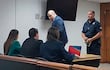 El cantante Pablo Benegas ingresa a la sala de juicio oral y público, para ubicarse al lado de su abogados defensores.