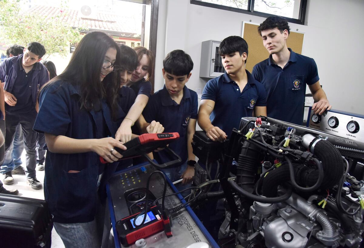 Mundial de Rally en el aula: Así se forman los mecánicos del futuro en Paraguay