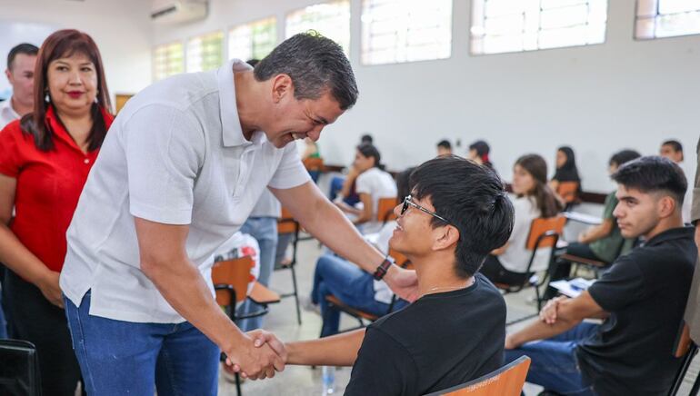 El Presidente Santiago Peña saluda a un aspirante a las Becas del Gobierno.