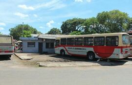 la-parada-de-la-empresa-de-transporte-guarani-lineas-2-y-7-en-el-barrio-sajonia-que-se-quedo-ayer-sin-el-servicio-de-agua-potable-por-la-conexion-i-194651000000-1681975.jpg