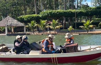 Los técnicos recorren para la toma de muestras en varios puntos de Hernandarias y Ciudad del Este.