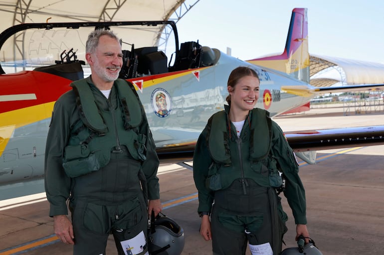Esta fotografía difundida el 19 de junio de 2026 por la Casa Real española, muestra a la princesa Leonor junto a su padre, el rey Felipe VI, tras realizar un vuelo de entrenamiento militar como parte de su formación en la Academia General del Aire y del Espacio en San Javier, cerca de Murcia. (Casa de S.M. el Rey / AFP) 