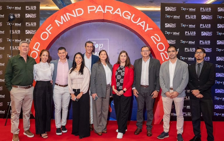 El equipo de Cavallaro celebra los premios recibidos en el Top Of Mind en la categoría Suavizantes y el Premio Enterprise en la categoría Insumos de Limpieza.