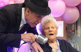 Una fotografía distribuida por Hallmark Care Homes y tomada el 21 de agosto de 2024 muestra a Ethel Caterham celebrando su cumpleaños número 115 en Lightwater, al suroeste de Londres.