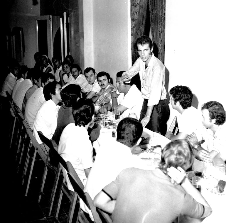 Arturo Rubin aparece parado en la foto durante una rueda de prensa del primer festival de Música BEAT en 1970.