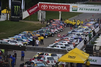 Los 57 autos de la edición 48 del Rally del Chaco para la clasificación en el Autódromo Rubén Dumot, en la ciudad de Capiatá.