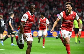 Sporting Braga's Ivorian midfielder #20 Mario Dorgeles (L) celebrates scoring his team's second goal during the UEFA Europa League semi final first leg football match between SC Braga and SC Freiburg at Municipal stadium of Braga on April 30, 2026. (Photo by Miguel RIOPA / AFP)