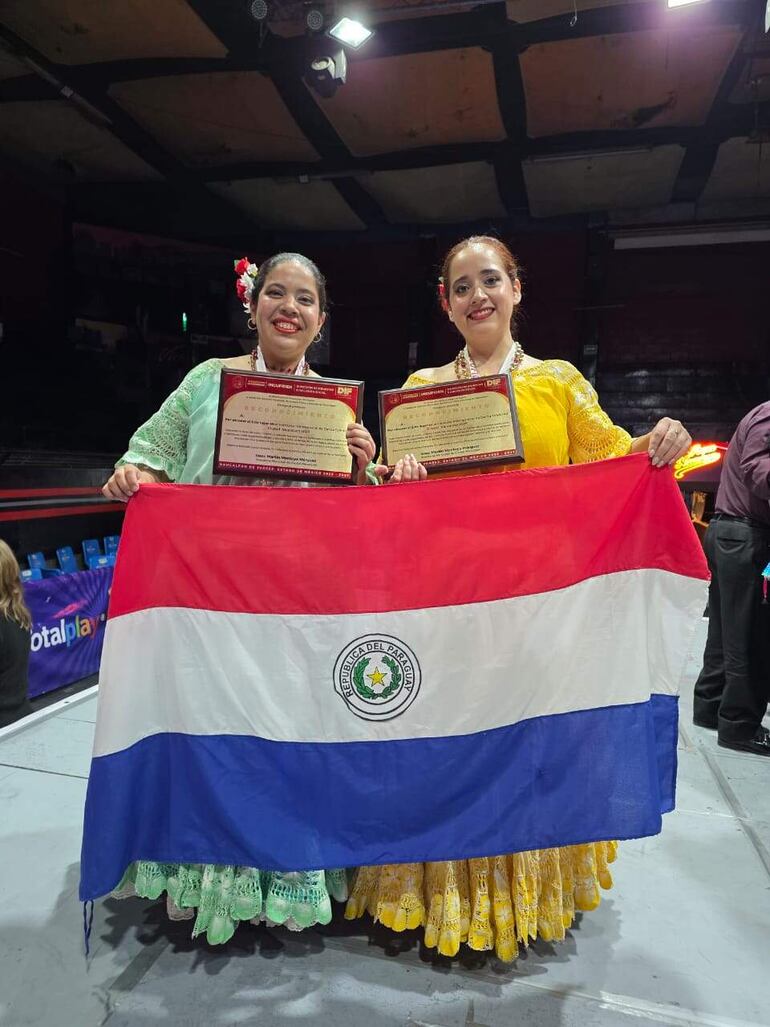 Las bailarinas que representaron al Paraguay en México, María Mercedes Irrazabal Méndez y Jannyne Lorena Benítez Centurión.