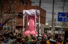 El Festival de Kanamara Matsuri (Día del Pene) es un ejemplo fascinante de cómo una tradición puede evolucionar con el tiempo para adquirir nuevos significados y relevancia, trascendiendo su origen y convirtiéndose en un fenómeno global.