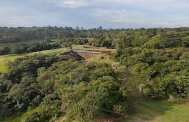 El espacio verde de El Escondido invita a conectarse con la naturaleza y disfrutar de un entorno tranquilo y acogedor.