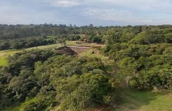 El espacio verde de El Escondido invita a conectarse con la naturaleza y disfrutar de un entorno tranquilo y acogedor.