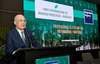 El presidente de Seguridad Seguros, el Lic. Manuel Fronciani, durante la apertura del Foro Internacional de Riesgos Forestales – Paraguay.