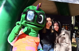 Gloria Garrido, Brand Manager de Zitron disfrutan de la festividad de la Teleton, un evento para jubilados bancarios.