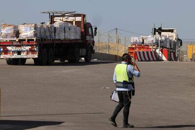 Camiones con ayuda humanitaria para Gaza esperan en un cruce fronterizo de Egipto, el miércoles.