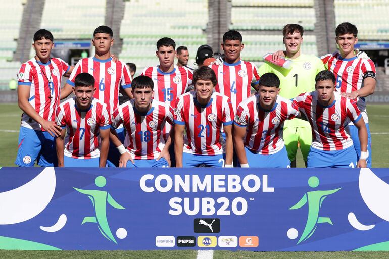 Los jugadores de Paraguay posan para la fotografía en la previa del partido frente a Uruguay por el Hexagonal Final del Sudamericano Sub 20 en el estadio Olímpico de la Universidad Central, en Caracas, Venezuela.