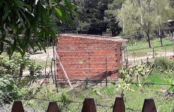 Denuncian construcción de una vivienda en un espacio de dominio público en Acahay.