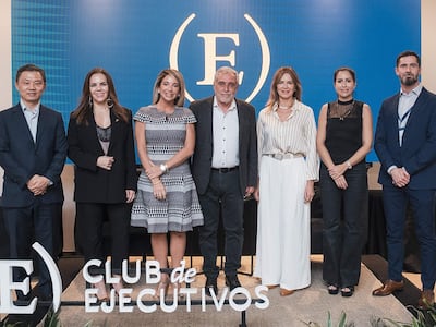 José Alberto “Pepe” Zuccardi (centro) junto a miembros del Club de Ejecutivos del Paraguay.