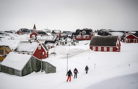 Personas caminan en Nuuk, Groenlandia