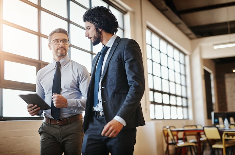 Concepto de reuniones a pie en el trabajo.