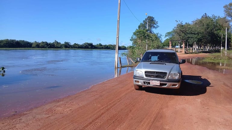 El río Jejuí en San Pedro de Ycuamandyyú, experimenta descenso, pero sigue alto y preocupante.