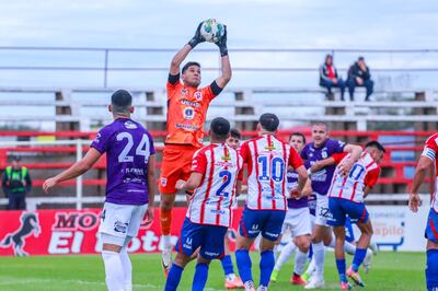 Aldo Bareiro, guardameta del Sportivo Carapeguá, se eleva para capturar el balón y abortar la carga de Tacuary.