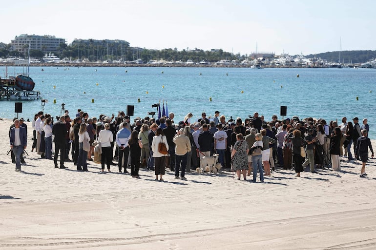 Personas asisten a una ceremonia para renombrar la playa Macé como “Playa Brigitte Bardot”, en el marco de la 79ª edición del Festival de Cine de Cannes, en Cannes, al sur de Francia, el 18 de mayo de 2026.