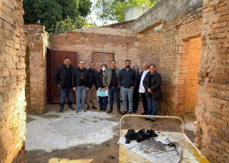 Concejales revisaron la obra inconclusa del Centro de Salud de San Salvador y cuestionaron la falta de avances en el proyecto.