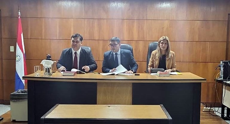 Integran el Tribunal de Sentencia Especializado en Crimen Organizado los jueces Inés Galarza, Pablino Barreto (presidente) y Juan Dávalos.