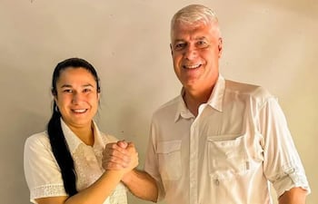 Diana Paredes, precandidata a intendente de San Juan Bautista, Misiones, por Colorado Añeteté, y el precandidato a la presidencia de la República por el mismo movimiento, Arnoldo Wiens.