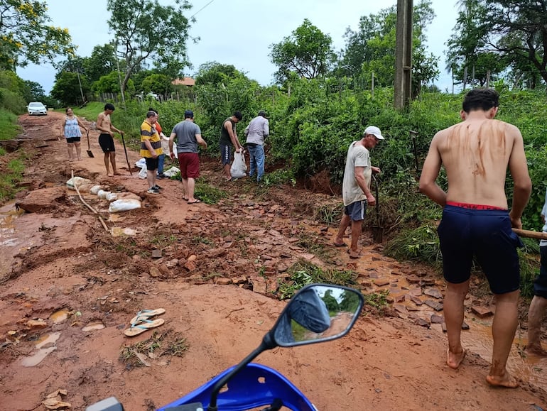 El intendente Emanuel Morán, del distrito de San Roque González, anunció que enviará las maquinarias solo cuando la tierra se seque, mientras los vecinos siguen padeciendo caminos intransitables.