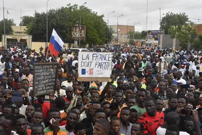 Manifestantes protestan contra Francia en Niamey, Níger, este jueves.